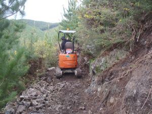 Andrew Spittal pushes Escalator Trail up to the Hang Ten skid site on Richmond Hill